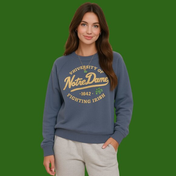 🍀 University of Notre Dame Fighting Irish Graphic Sweatshirt (Size M) - Picture 1 of 5